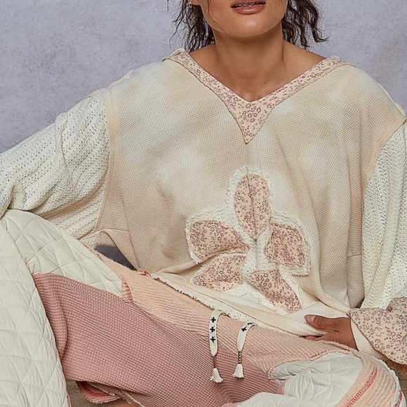 New POL Flower Patch Mixed Fabric Contrast Balloon Sleeve V-Neck Hoodie Top - Picture 2 of 4